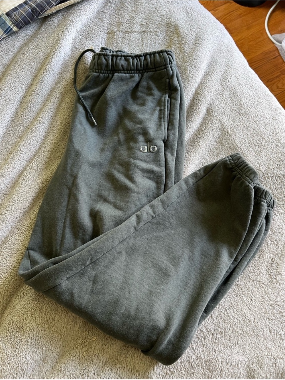 Alo Yoga Women’s Charcoal Green Accolade sweatpants large - Picture 2 of 7